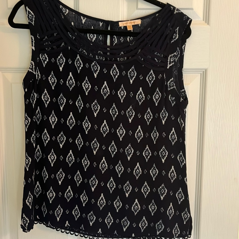 Last chance! Beautiful detailed top!
